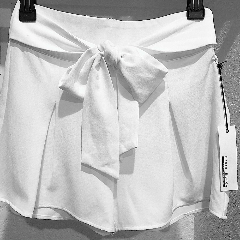 NWT HAUTE MONDE | Belted White Flared Shorts